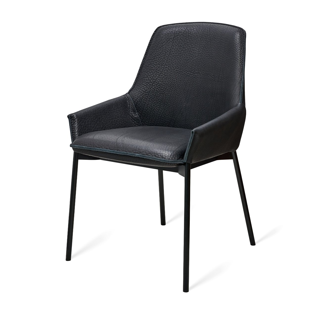 Grace Armchair Low in schwarzem Leder Magnum Ebony mit schwarzem Gestell, schräg von vorn