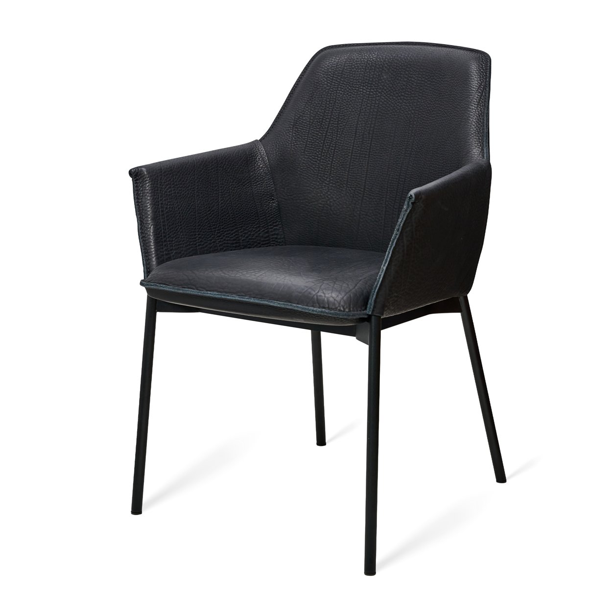 Grace Armchair High in schwarzem Leder Magnum Ebony mit schwarzem Gestell, schräg von vorn
